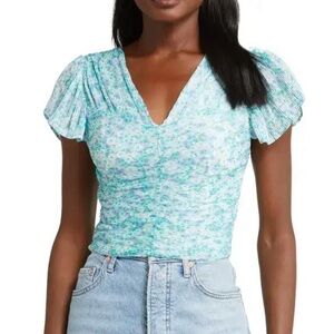 ASTR The Label Blue Floral Plissé V-Neck Crop Top Blouse Women’s Size Medium